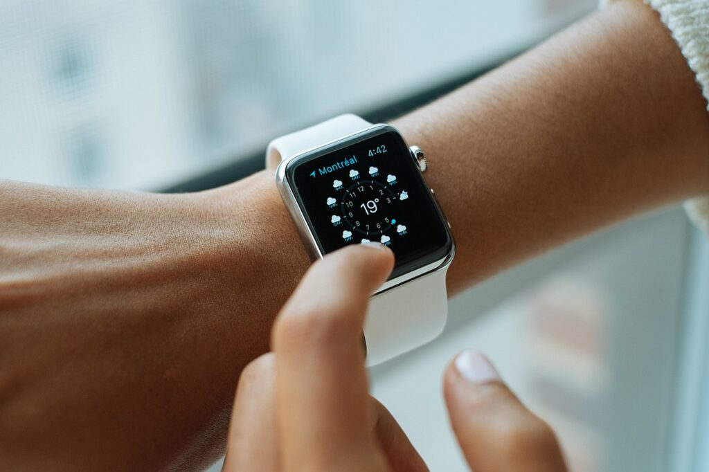 smart watch, apple, wrist-821557.jpg